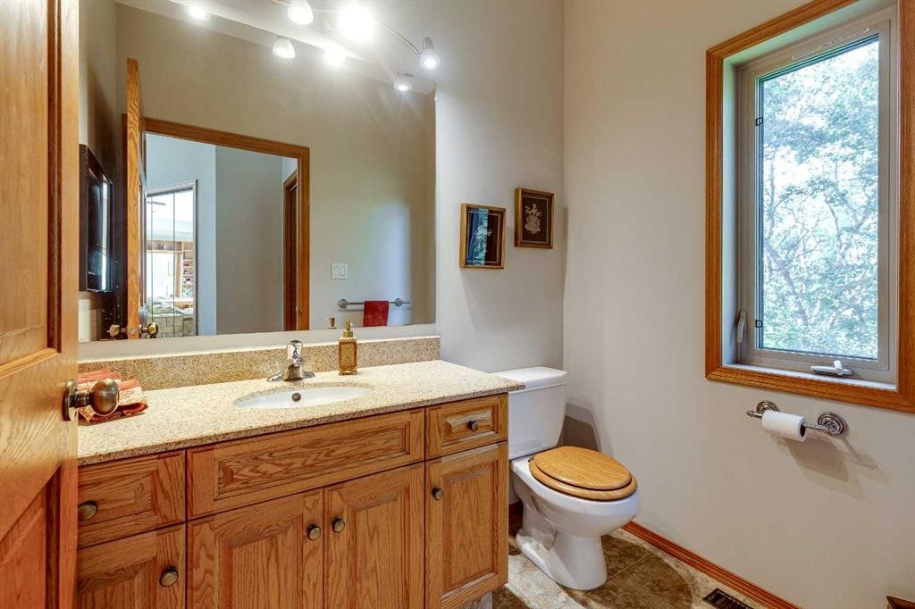 602 Pheasant Close, Pelican Point, AB - Indoor Photo Showing Bathroom