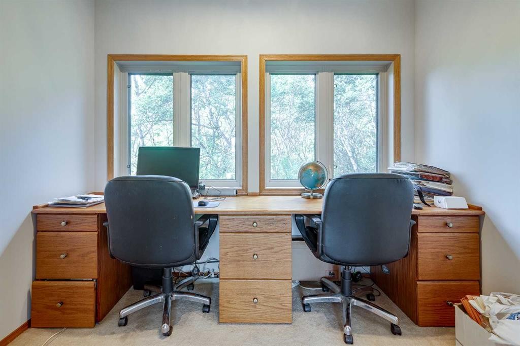 602 Pheasant Close, Pelican Point, AB - Indoor Photo Showing Office