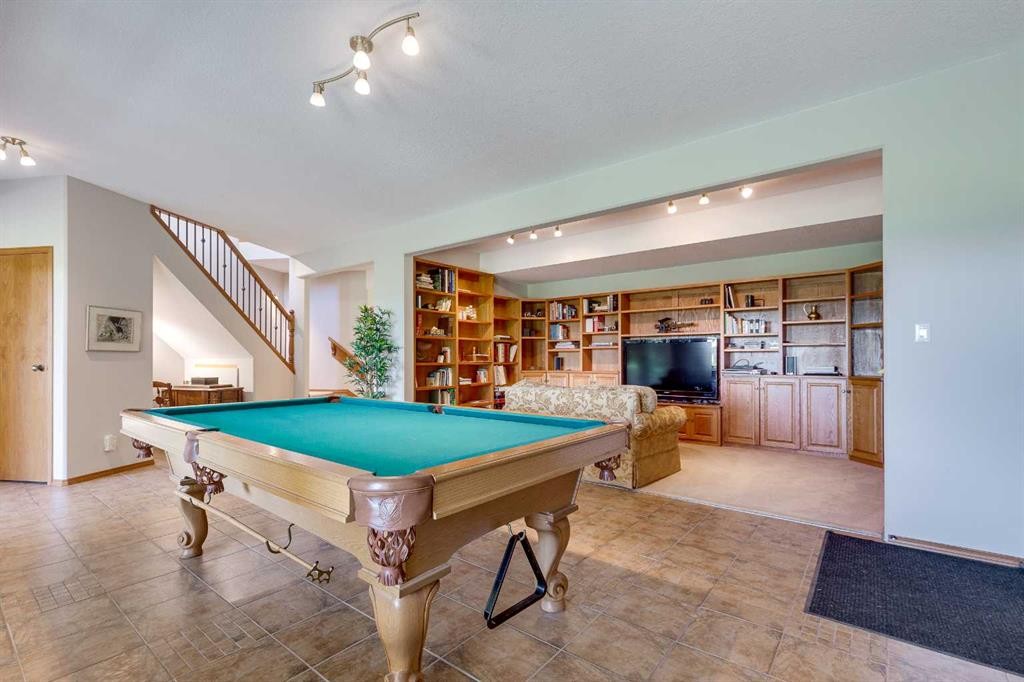 602 Pheasant Close, Pelican Point, AB - Indoor Photo Showing Other Room