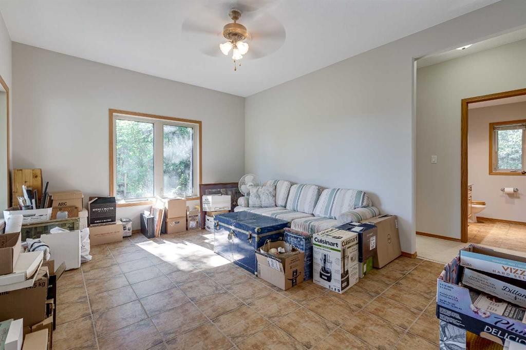 602 Pheasant Close, Pelican Point, AB - Indoor Photo Showing Living Room