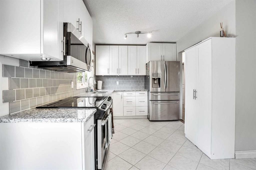 52 Harrow Crescent Sw, Calgary, AB - Indoor Photo Showing Kitchen With Upgraded Kitchen