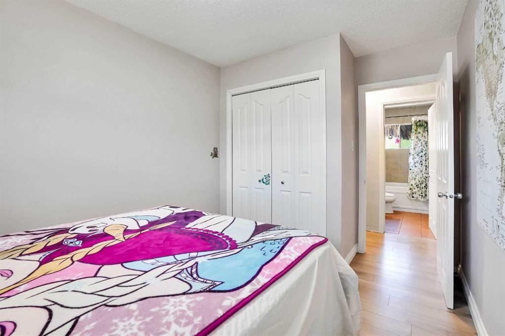 52 Harrow Crescent Sw, Calgary, AB - Indoor Photo Showing Bedroom