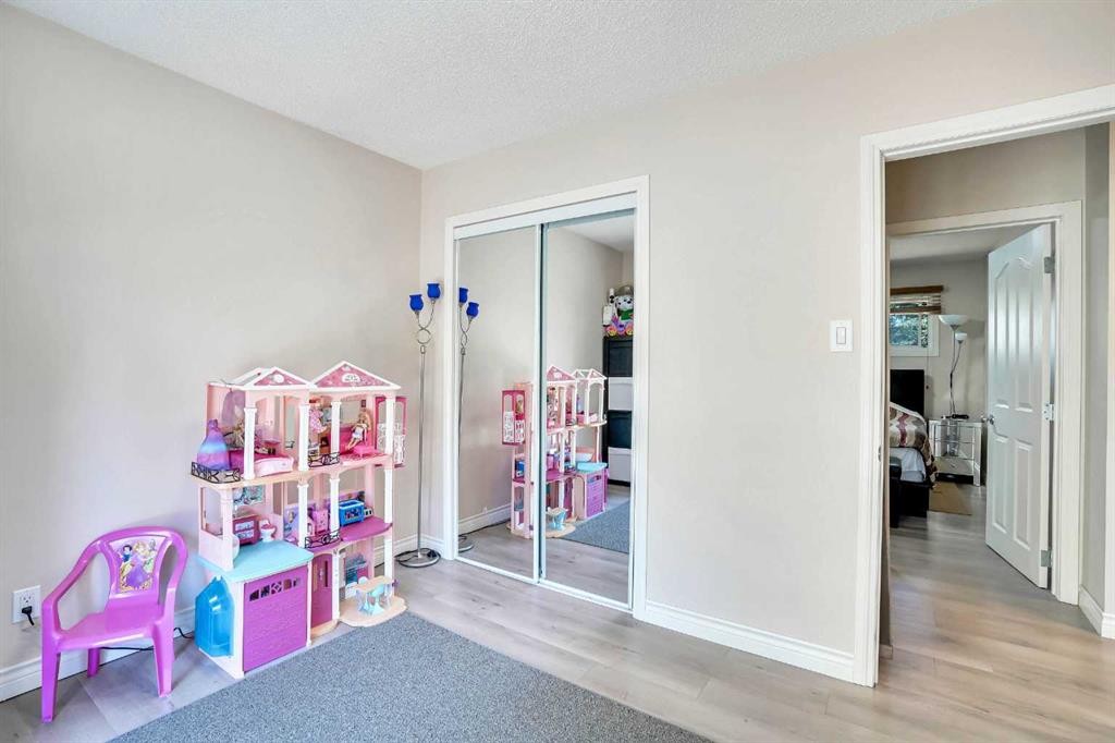 52 Harrow Crescent Sw, Calgary, AB - Indoor Photo Showing Other Room