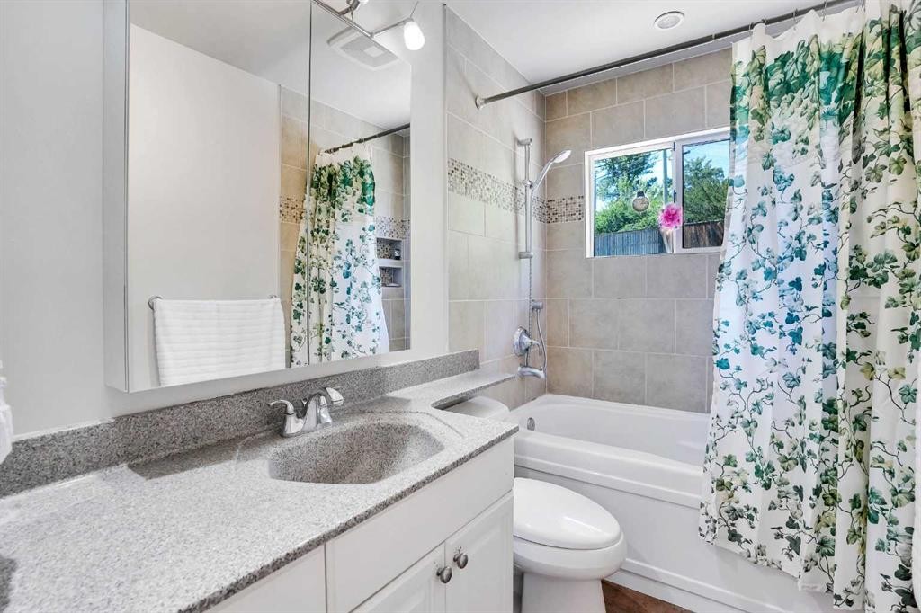 52 Harrow Crescent Sw, Calgary, AB - Indoor Photo Showing Bathroom