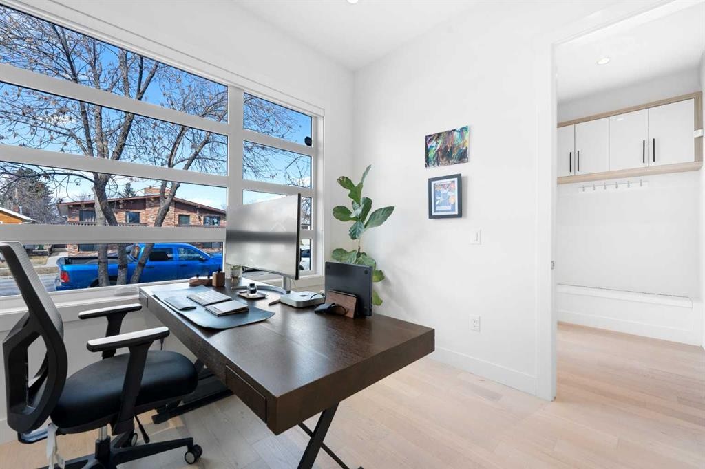 231 12 Avenue Ne, Calgary, AB - Indoor Photo Showing Office