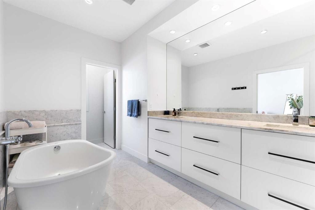 231 12 Avenue Ne, Calgary, AB - Indoor Photo Showing Bathroom