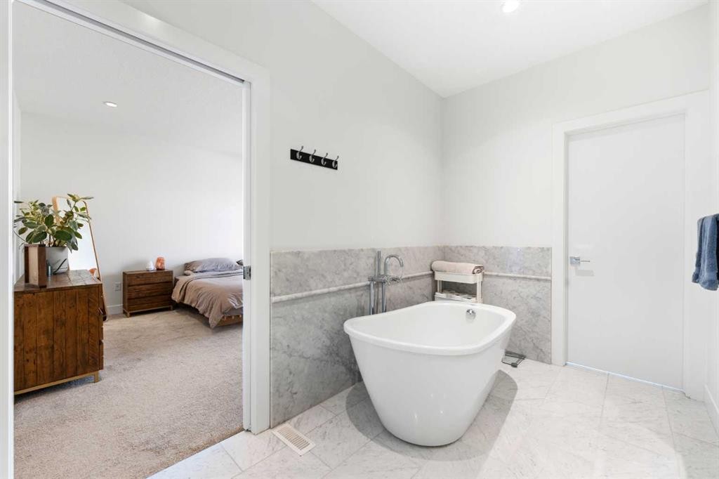 231 12 Avenue Ne, Calgary, AB - Indoor Photo Showing Bathroom