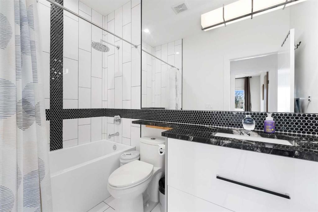 231 12 Avenue Ne, Calgary, AB - Indoor Photo Showing Bathroom
