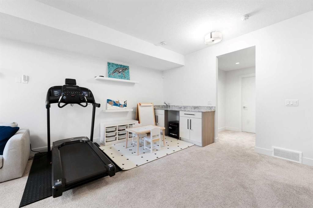231 12 Avenue Ne, Calgary, AB - Indoor Photo Showing Gym Room