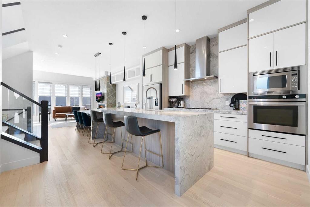 231 12 Avenue Ne, Calgary, AB - Indoor Photo Showing Kitchen With Upgraded Kitchen