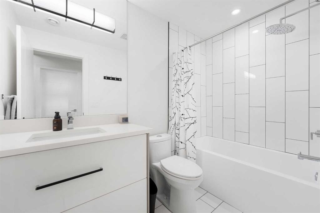 231 12 Avenue Ne, Calgary, AB - Indoor Photo Showing Bathroom