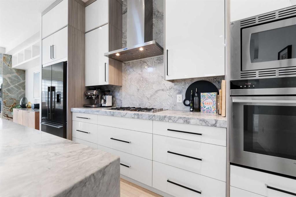 231 12 Avenue Ne, Calgary, AB - Indoor Photo Showing Kitchen With Upgraded Kitchen