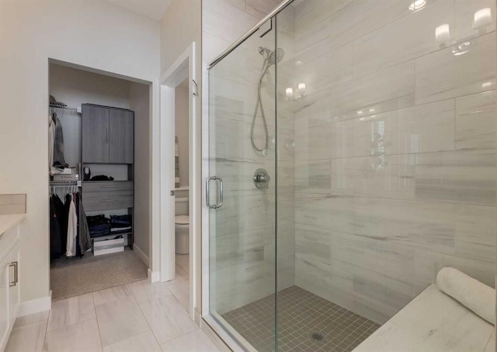 60 Crestbrook View Sw, Calgary, AB - Indoor Photo Showing Bathroom