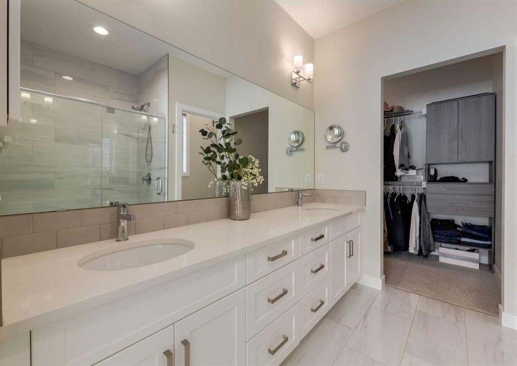 60 Crestbrook View Sw, Calgary, AB - Indoor Photo Showing Bathroom