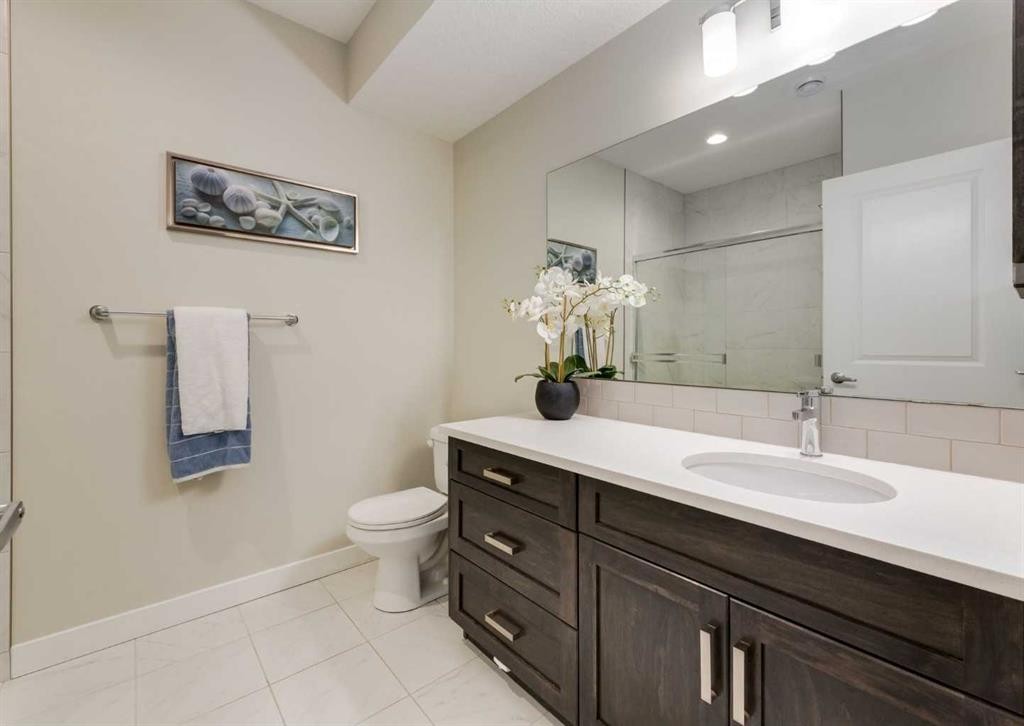 60 Crestbrook View Sw, Calgary, AB - Indoor Photo Showing Bathroom