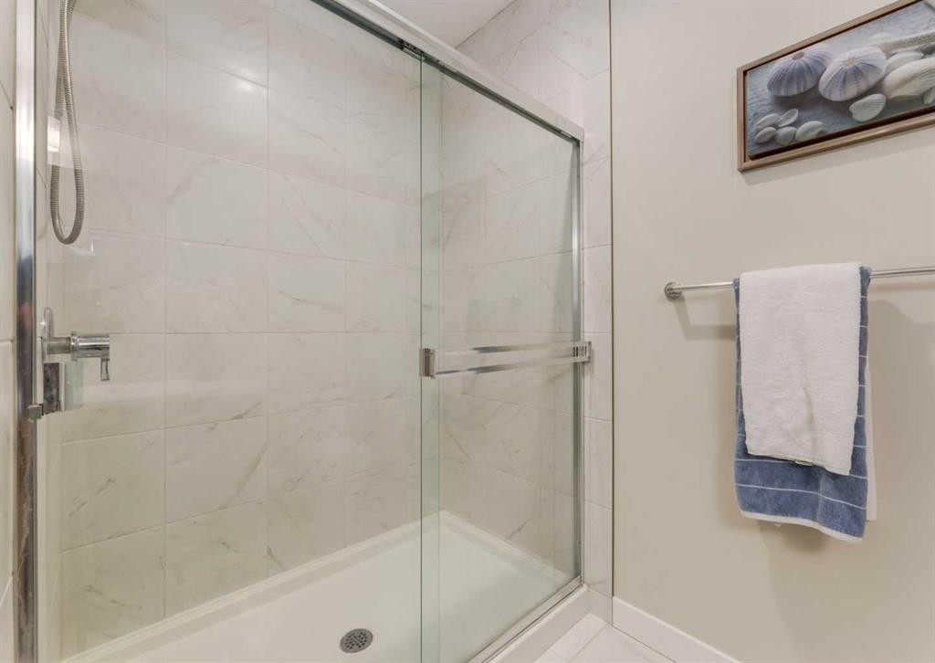 60 Crestbrook View Sw, Calgary, AB - Indoor Photo Showing Bathroom