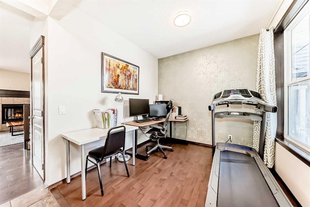 691 Panamount Boulevard Nw, Calgary, AB - Indoor Photo Showing Office