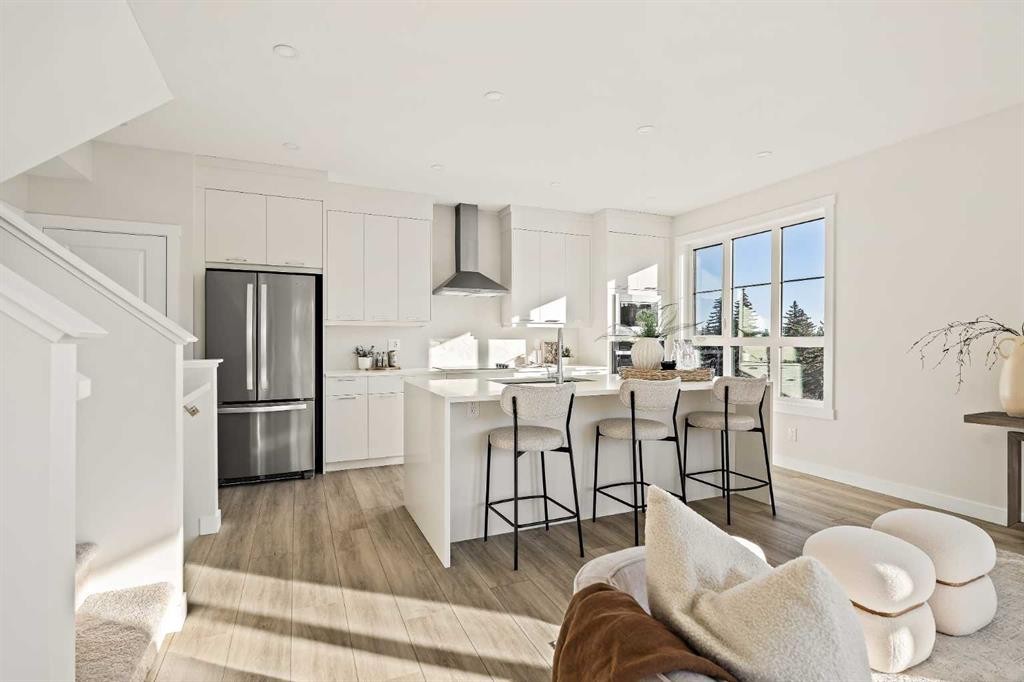 604 Sovereign Common Sw, Calgary, AB - Indoor Photo Showing Kitchen With Upgraded Kitchen