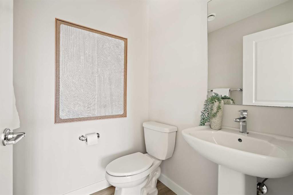 604 Sovereign Common Sw, Calgary, AB - Indoor Photo Showing Bathroom