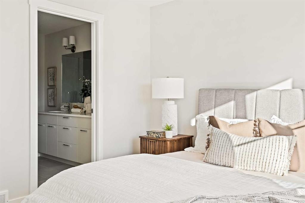 604 Sovereign Common Sw, Calgary, AB - Indoor Photo Showing Bedroom