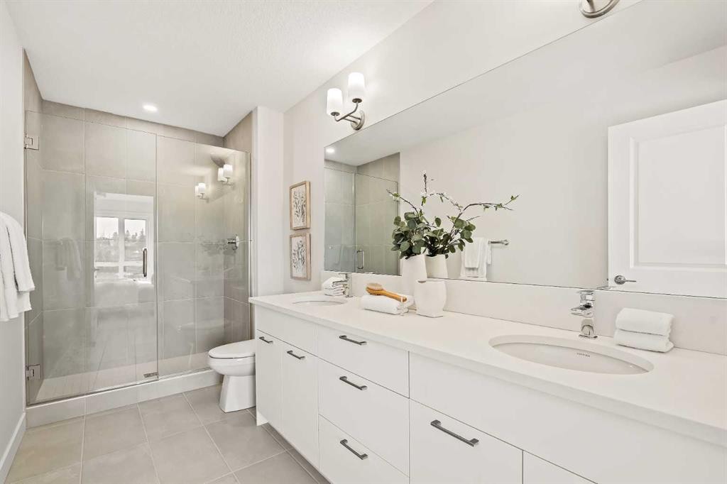 604 Sovereign Common Sw, Calgary, AB - Indoor Photo Showing Bathroom