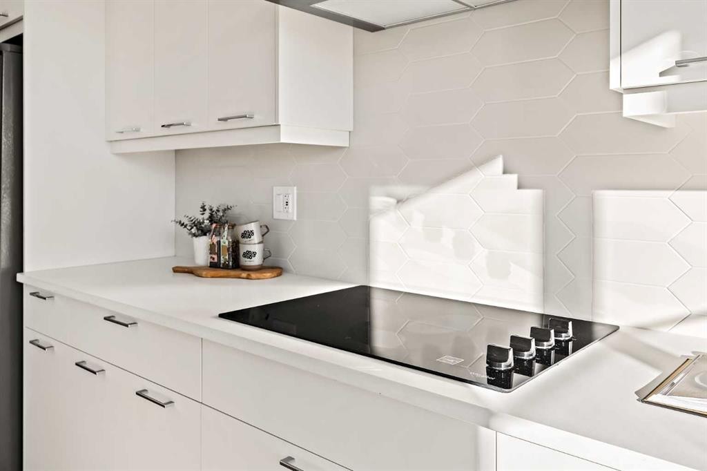 604 Sovereign Common Sw, Calgary, AB - Indoor Photo Showing Kitchen