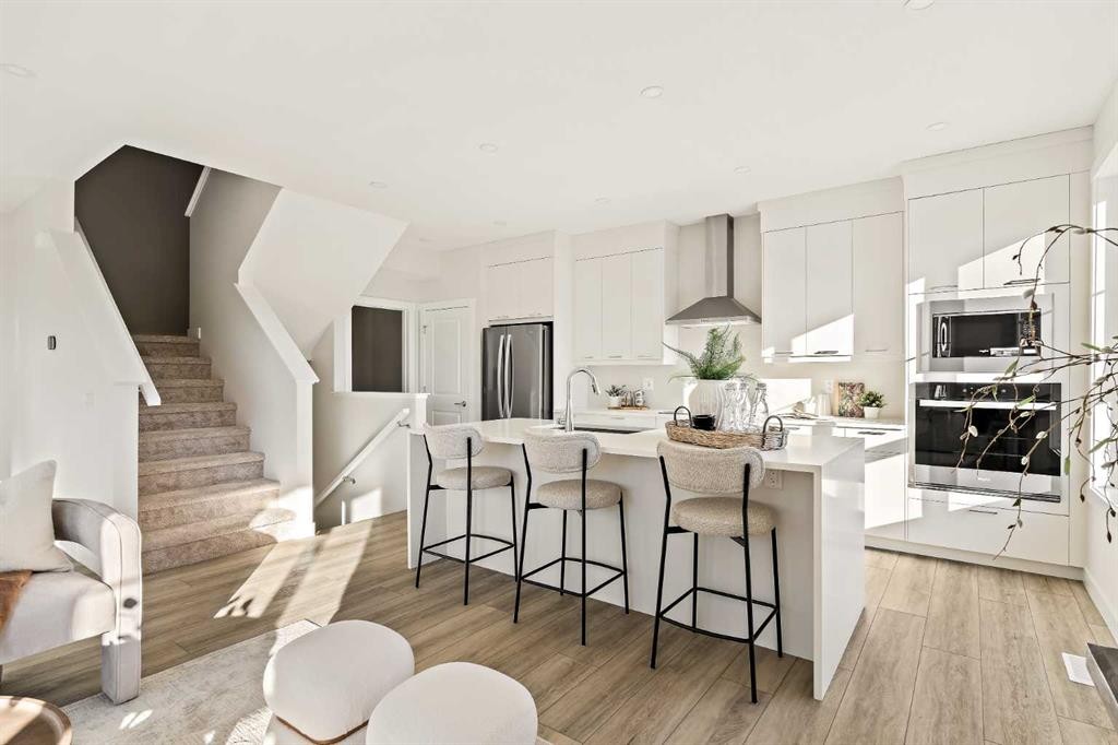 604 Sovereign Common Sw, Calgary, AB - Indoor Photo Showing Kitchen With Upgraded Kitchen