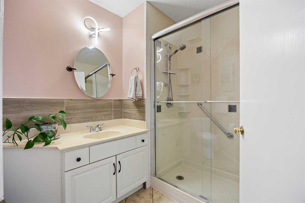 1331 Sunvista Way Se, Calgary, AB - Indoor Photo Showing Bathroom