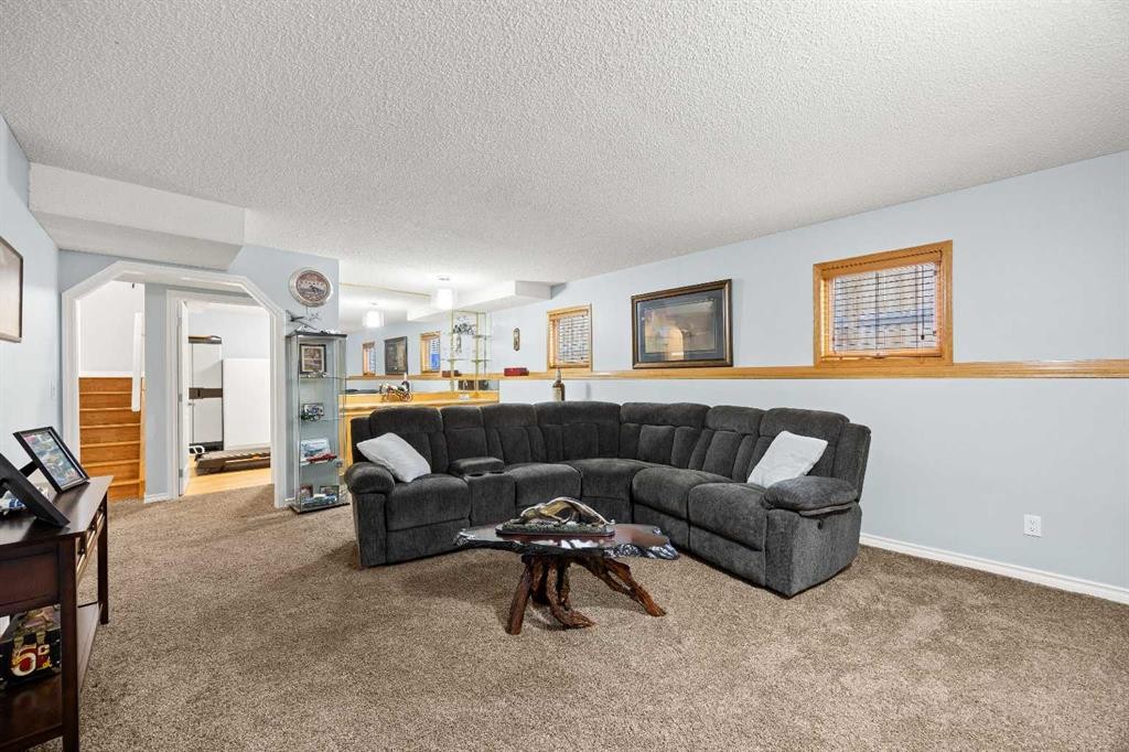 1331 Sunvista Way Se, Calgary, AB - Indoor Photo Showing Living Room