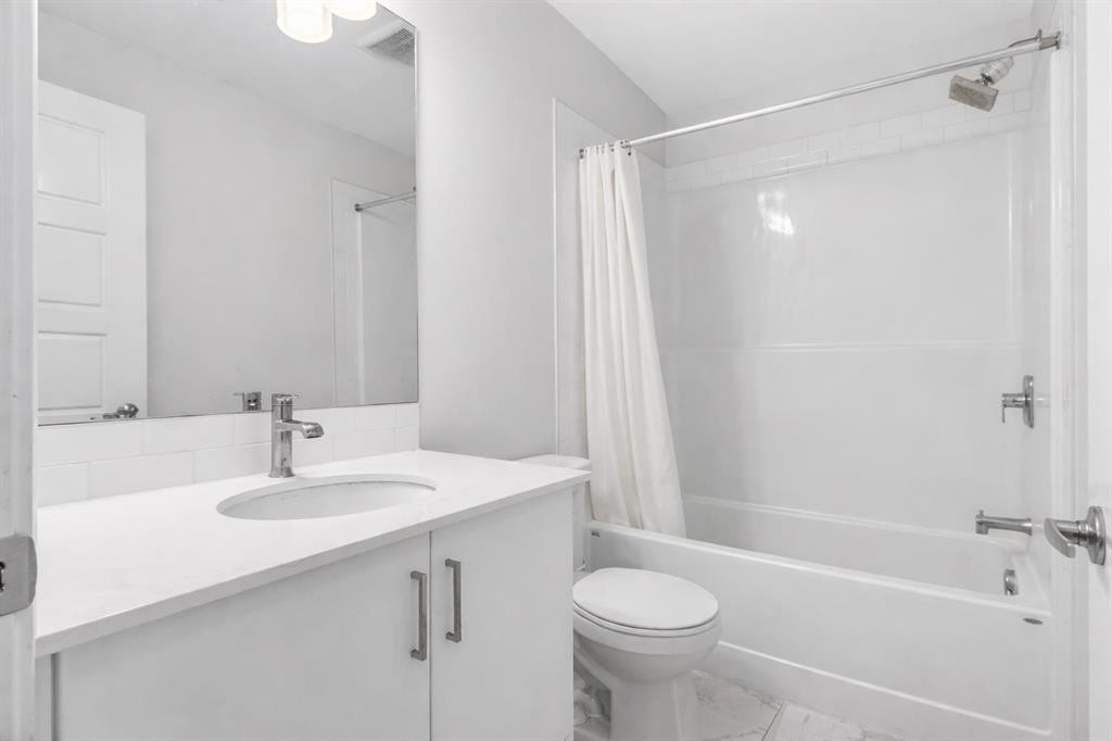 403-137 Red Embers Link Ne, Calgary, AB - Indoor Photo Showing Bathroom