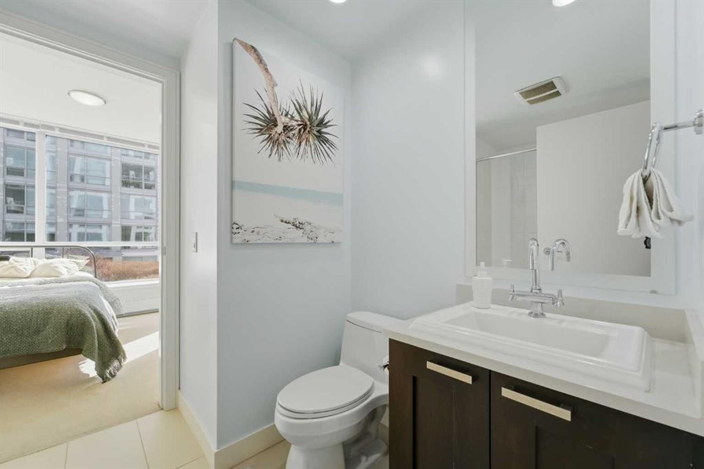 825-222 Riverfront Avenue Sw, Calgary, AB - Indoor Photo Showing Bathroom
