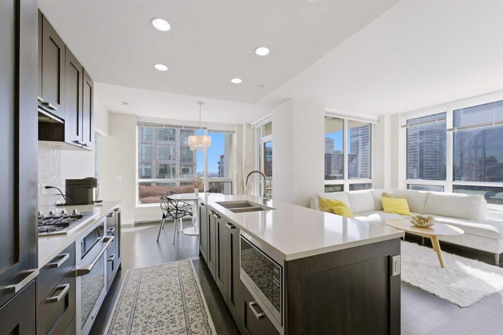 825-222 Riverfront Avenue Sw, Calgary, AB - Indoor Photo Showing Kitchen With Double Sink With Upgraded Kitchen