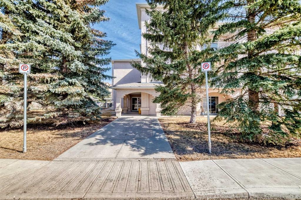205-7 Lineham Avenue, Okotoks, AB - Outdoor