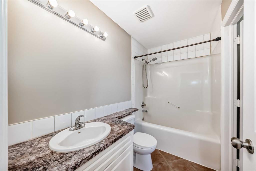 205-7 Lineham Avenue, Okotoks, AB - Indoor Photo Showing Bathroom