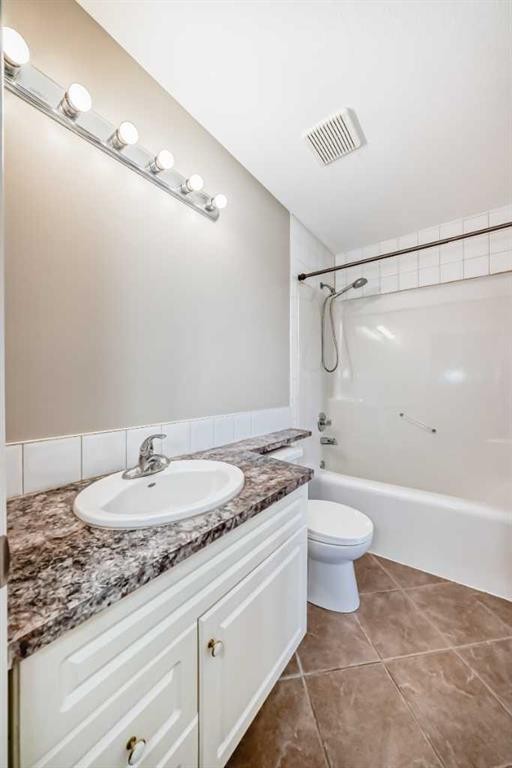 205-7 Lineham Avenue, Okotoks, AB - Indoor Photo Showing Bathroom