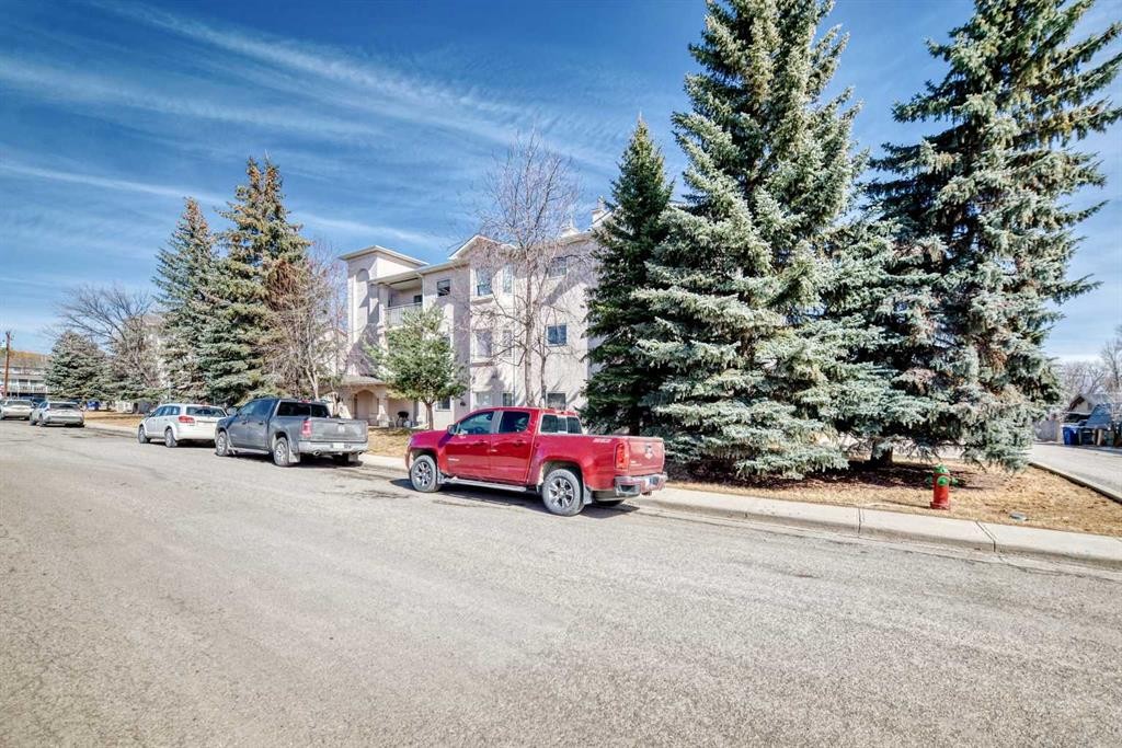 205-7 Lineham Avenue, Okotoks, AB - Outdoor