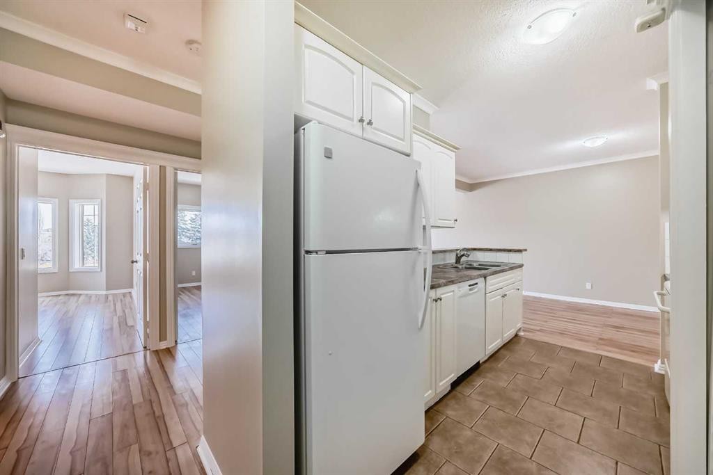 205-7 Lineham Avenue, Okotoks, AB - Indoor Photo Showing Kitchen