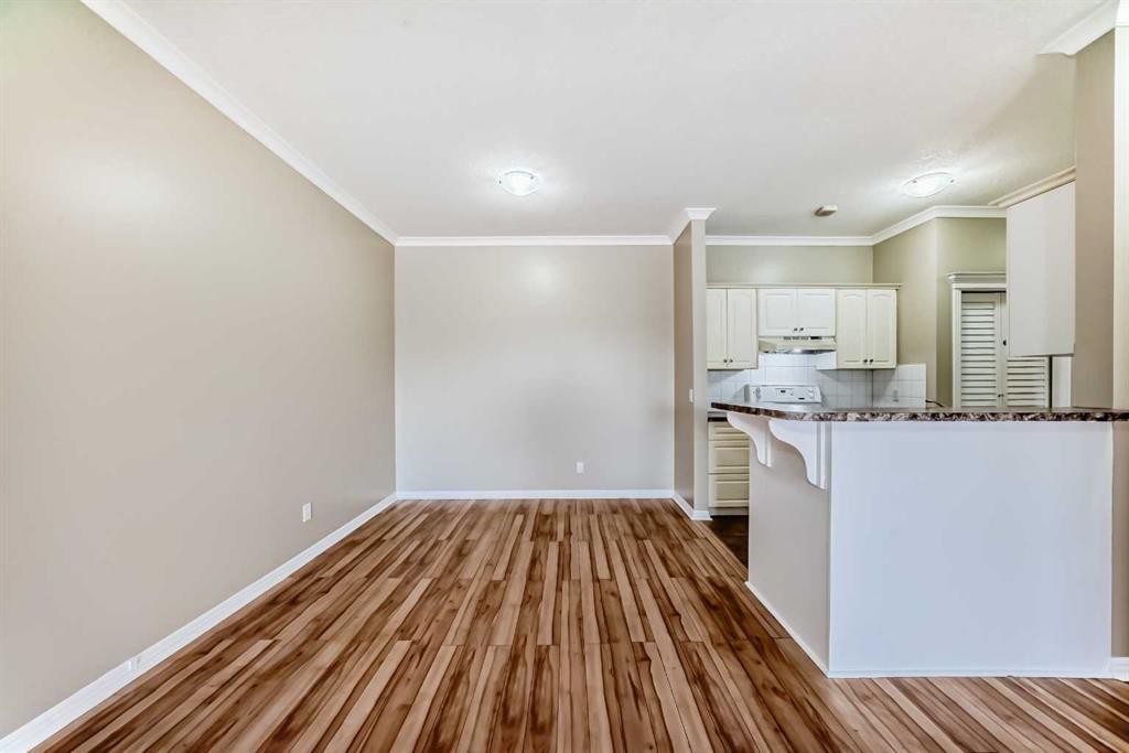 205-7 Lineham Avenue, Okotoks, AB - Indoor Photo Showing Kitchen