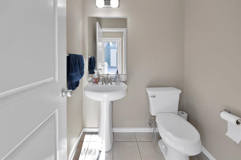 108 Panamount Way Nw, Calgary, AB - Indoor Photo Showing Bathroom