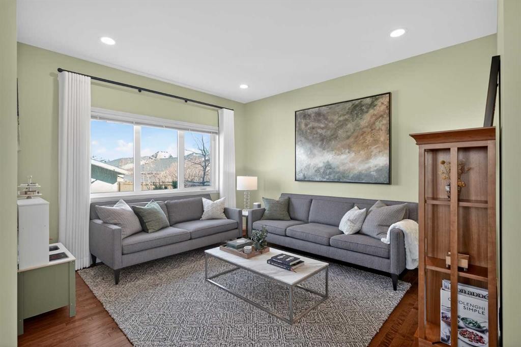 228 Mahogany Grove Se, Calgary, AB - Indoor Photo Showing Living Room