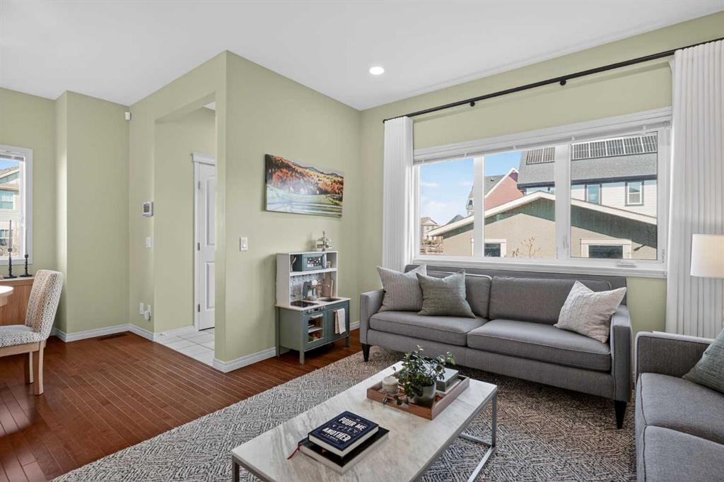 228 Mahogany Grove Se, Calgary, AB - Indoor Photo Showing Living Room