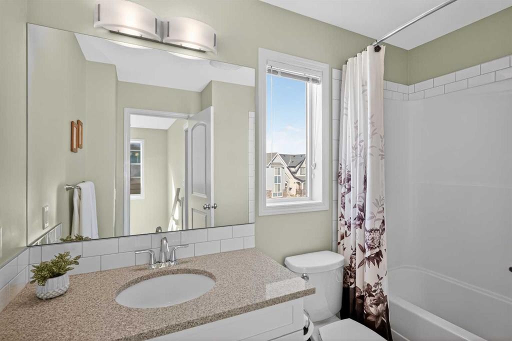228 Mahogany Grove Se, Calgary, AB - Indoor Photo Showing Bathroom