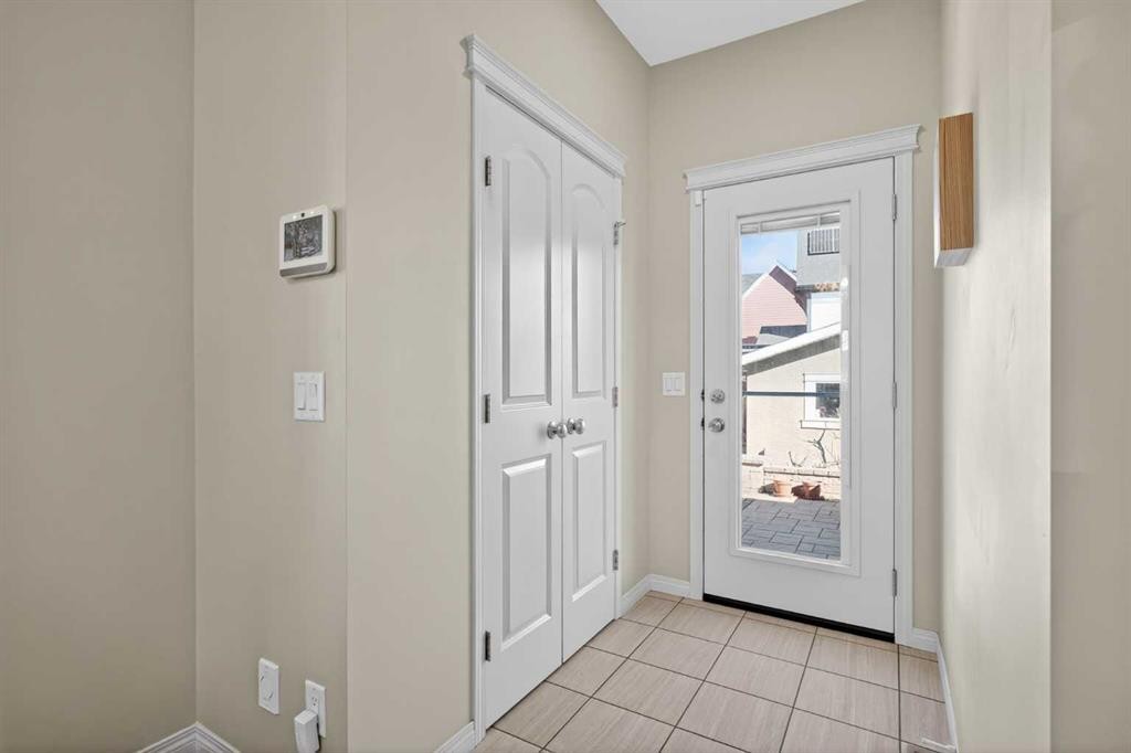 228 Mahogany Grove Se, Calgary, AB - Indoor Photo Showing Other Room