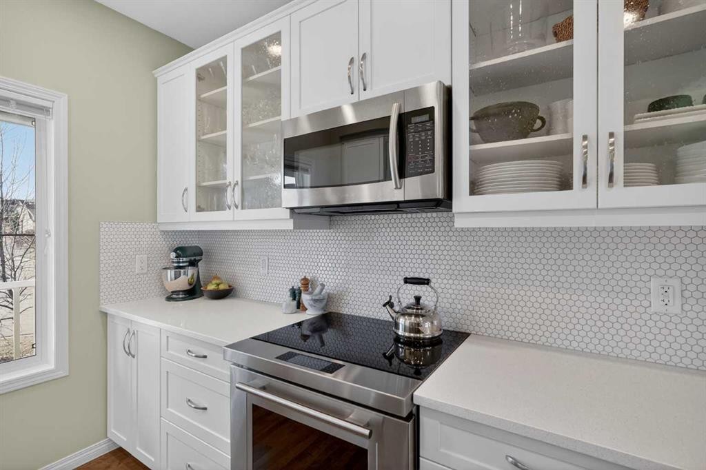 228 Mahogany Grove Se, Calgary, AB - Indoor Photo Showing Kitchen With Upgraded Kitchen