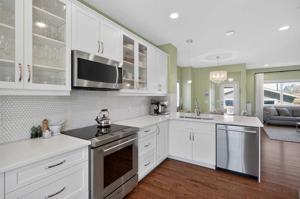 228 Mahogany Grove Se, Calgary, AB - Indoor Photo Showing Kitchen With Upgraded Kitchen