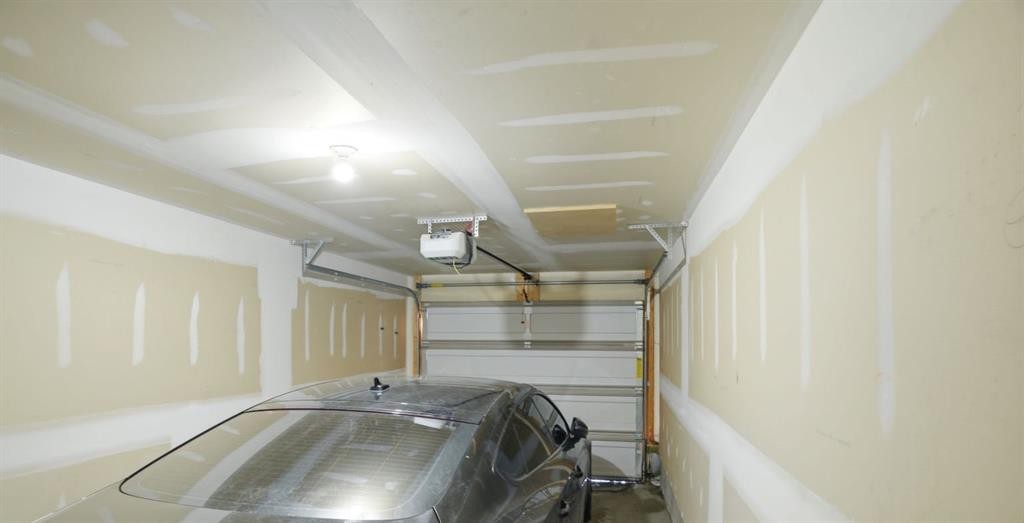 164 Evanscrest Gardens Nw, Calgary, AB - Indoor Photo Showing Garage
