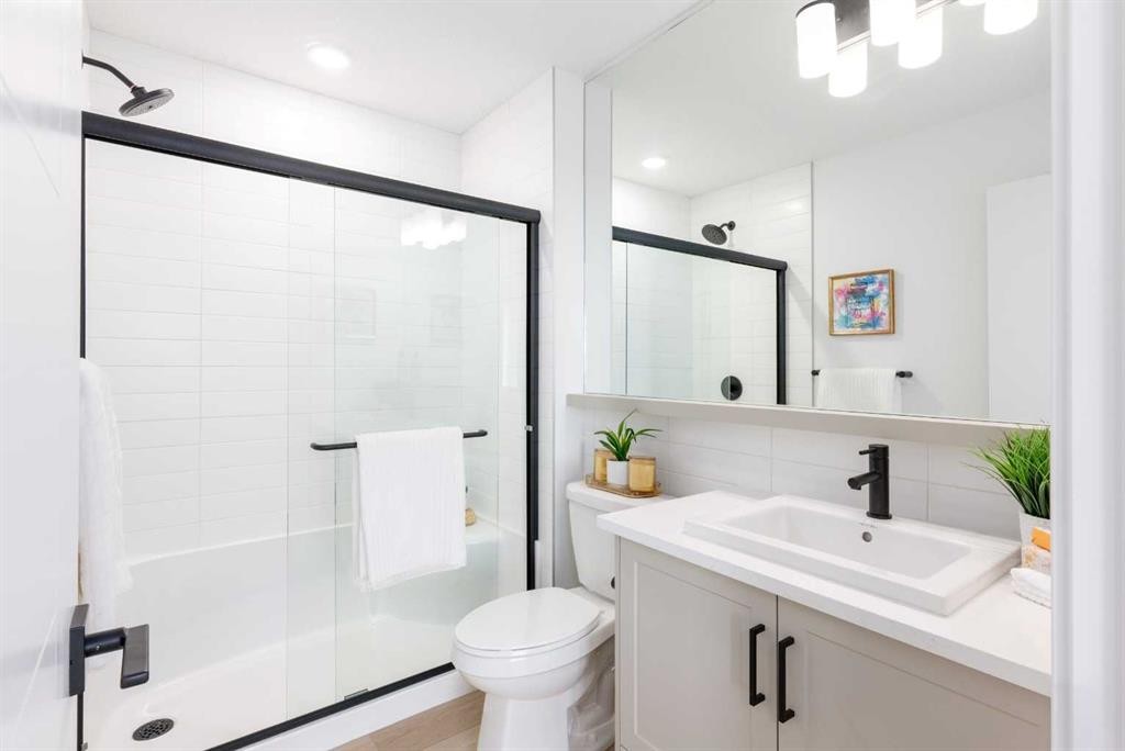78 Heirloom Passage Se, Calgary, AB - Indoor Photo Showing Bathroom