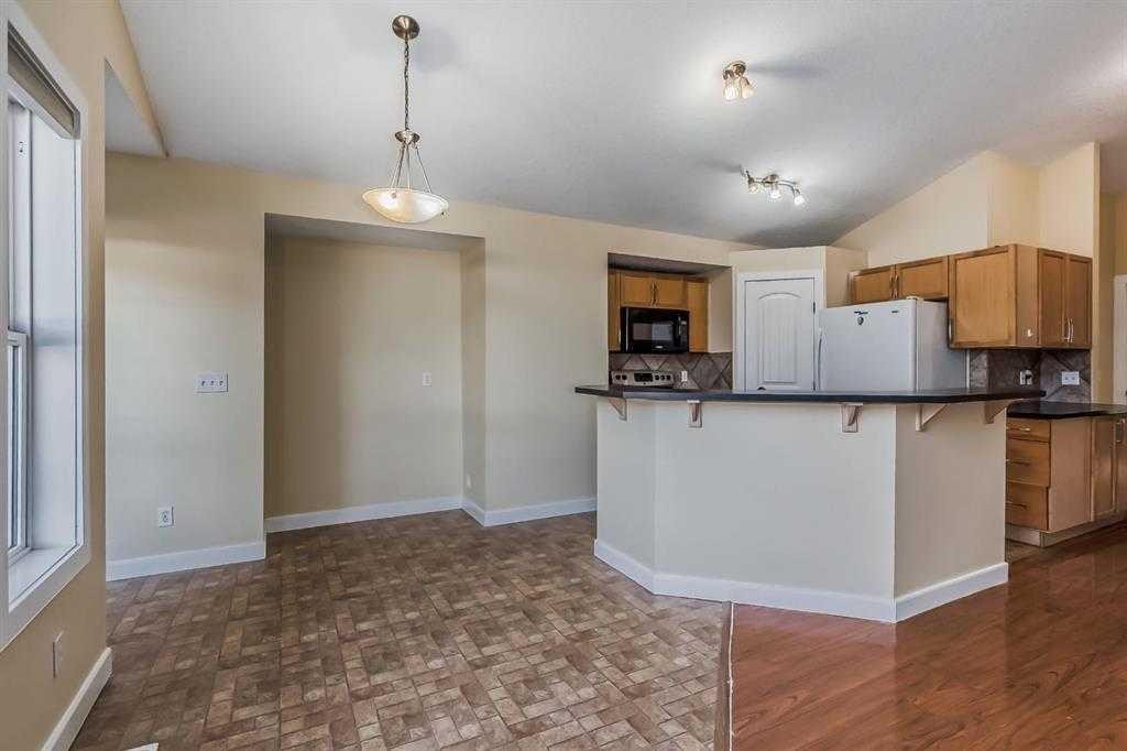 211 Saddlebrook Way Ne, Calgary, AB - Indoor Photo Showing Kitchen