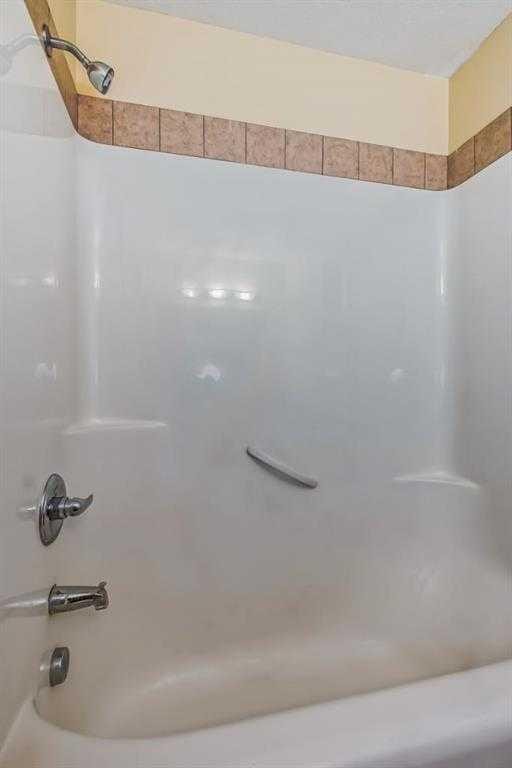 211 Saddlebrook Way Ne, Calgary, AB - Indoor Photo Showing Bathroom