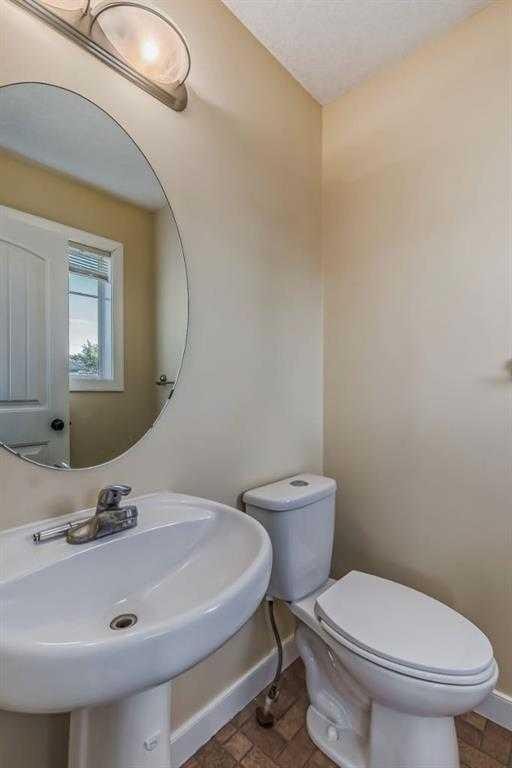 211 Saddlebrook Way Ne, Calgary, AB - Indoor Photo Showing Bathroom